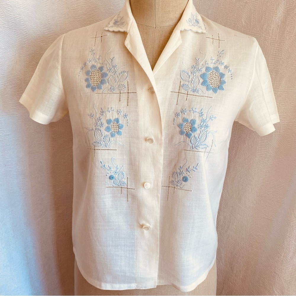 Vintage XS/S ivory/blue hand embroidered short sleeve linen blouse. Rare